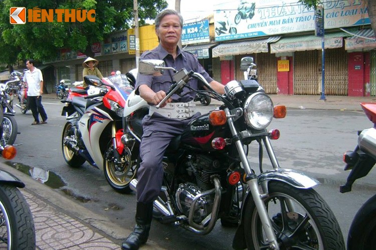 Ông Lê Quang Nghị, một biker "thứ thiệt" của Clb môtô Tân Phú, hiện đã bước sang tuổi 74 - đã lên chức ông và sắp lên chức cụ. Nhưng hiện ông vẫn đam mê môtô và  "nài" môtô PKL trên những cung đường Việt.